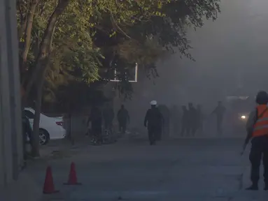 Petugas keamanan Afghanistan mengecek lokasi pemboman bunuh diri di Wazir Akbar Khan di Kabul, Afghanistan (31/10). Serangan terjadi pada (31/10/2017) oleh pelaku yang diyakini berusia 13-15 tahun. (AFP Photo/Wakil Kohsar)