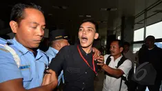 Dua orang mahasiswa diamankan Pamdal DPR karena tiba-tiba berteriak-‎teriak dan menggelar spanduk di Gedung Nusantara III, Jakarta, Selasa, (21/04/2015). Dalam aksinya mereka menolak pelemahan KPK melalui Perppu KPK. (Liputan6.com /Andrian M Tunay)