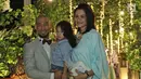Penyanyi Marcell Siahaan bersama sang istri, Rima Melati Adams serta anaknya menghadiri resepsi kedua pernikahan Laudya Cynthia Bella dan Engku Emran di kawasan Dago, Bandung, Minggu (8/10). (Liputan6.com/Herman Zakharia)