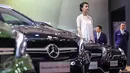 Model berdiri di samping mobil Mercedes Benz saat pameran otomotif Gaikindo Indonesia International Auto Show (GIIAS) di ICE BSD, Tangerang Selatan, (11/08). (Liputan6.com/Fery Pradolo)