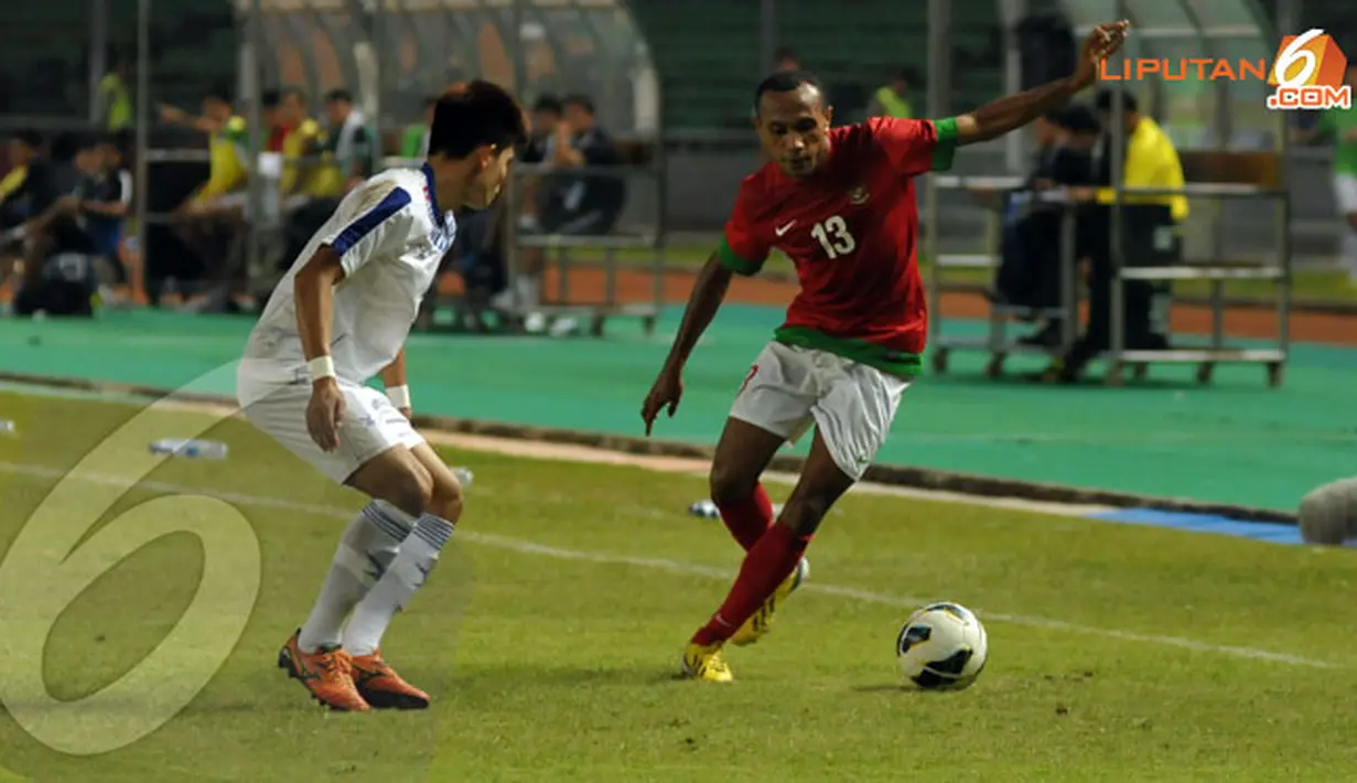 Pemain belakang Indonesia U23 Roni Esar Feliks Beroperay membantu membangun serangan dari sisi kanan pertahanan Laos dalam turnamen mini (Liputan6.com/Helmi Fithriansyah) 