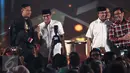 Suasana usai acara Debat Pilgub DKI 2017 putaran kedua, Jakarta, Jumat (27/1). Para paslon terlihat bernyanyi bersama. (Liputan6.com/Faizal Fanani)