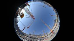 Suasana pembangunan Stadion Lusail di Qatar, Jumat (20/12). Lusail akan menjadi stadion untyuk partai pembuka dan penutup piala dunia 2022 di Qatar. (AFP/Giuseppe Cacace)