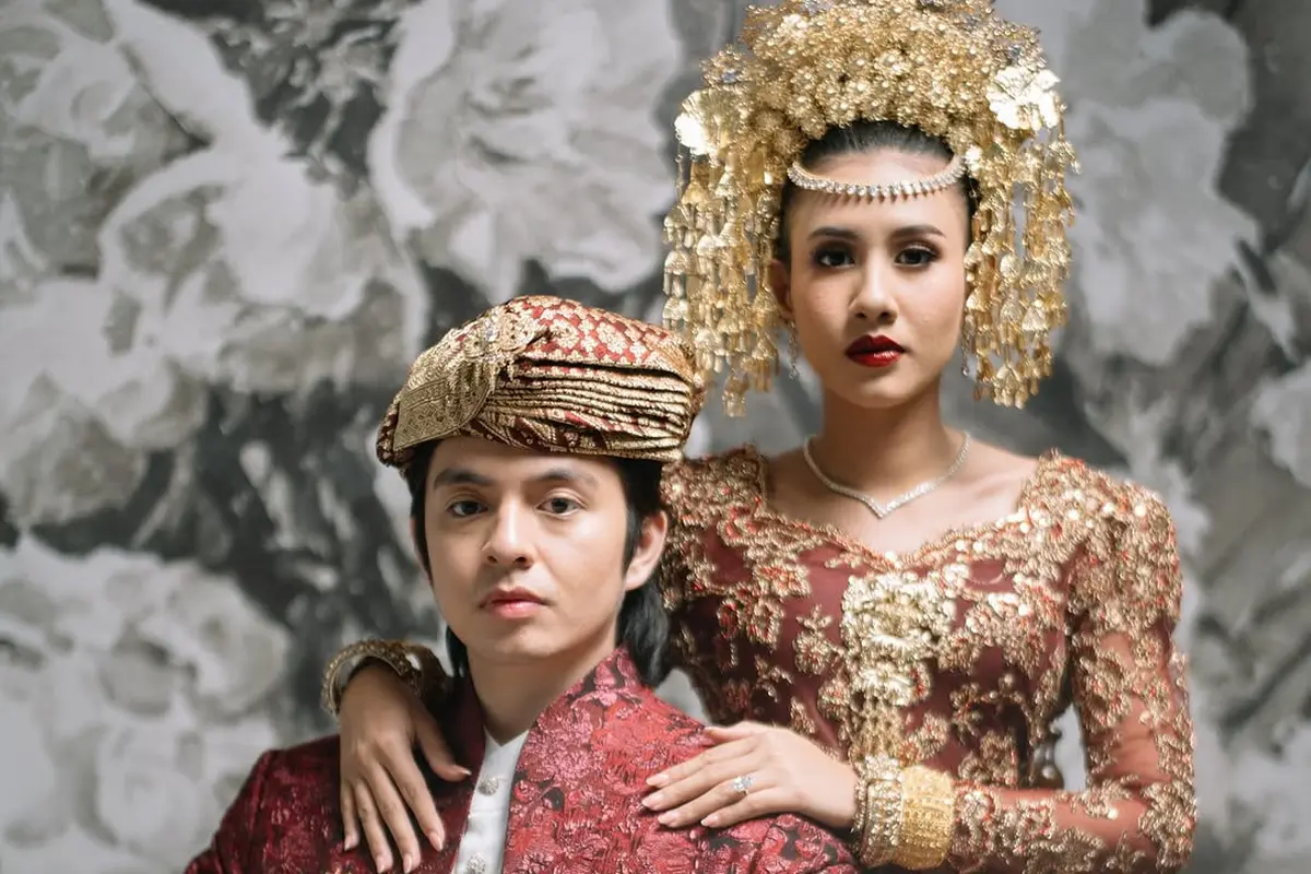 Potret Angga Yunanda & Shenina Cinnamon Jadi Pengantin Minang dalam Prewedding yang Baru Terungkap