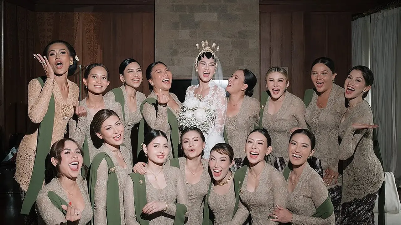 Gaya Kompak Geng Menteri Ceria Ayu Dewi dan Melaney Ricardo Jadi Bridesmaid Luna Maya, Anggun dalam Balutan Kebaya Hijau