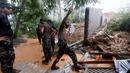Petugas Militer Sri Lanka membantu membersihkan puing rumah warga usai longsor di Desa Elangipitiya, Aranayaka, Sri Lanka (19/5). Ratusan warga dikabarkan hilang akibat tanah longsor tersebut. (REUTERS/Dinuka Liyanawatte)