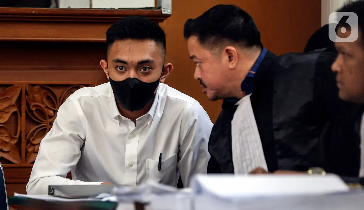 Di persidangan hari ini, Mario Dandy dan Shane Lukas tampak mengenakan kemeja berwarna putih dan celana panjang warna hitam. (Liputan6.com/Johan Tallo)