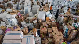 Kepala Bidang Kedaruratan dan Logistik BPBD Jatim, Satria Nurseno, mengatakan pengiriman logistik itu merupakan hasil penggalangan dari Pemprov Jatim, Pemerintah Kabupaten/Kota, organisasi masyarakat, hingga kontribusi dari dunia usaha. Tampak dalam foto, para relawan mengemasi perlengkapan untuk dikirimkan ke daerah-daerah terdampak banjir di Badan Penanggulangan Bencana Daerah (BPBD) Sidoarjo, Provinsi Jawa Timur, pada Jumat 5 Desember 2025. (JUNI KRISWANTO/AFP)
