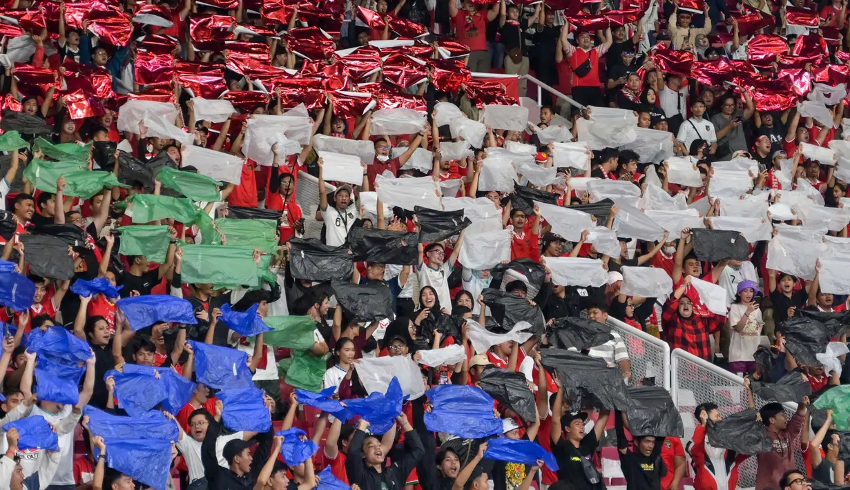 Saat ini, tim asuhan pelatih Shin Tae-yong baru mengoleksi empat poin dari tiga laga. Indonesia dan Vietnam kembali berlaga di Hanoi, Selasa (26/3/2024). (BAY ISMOYO/AFP)