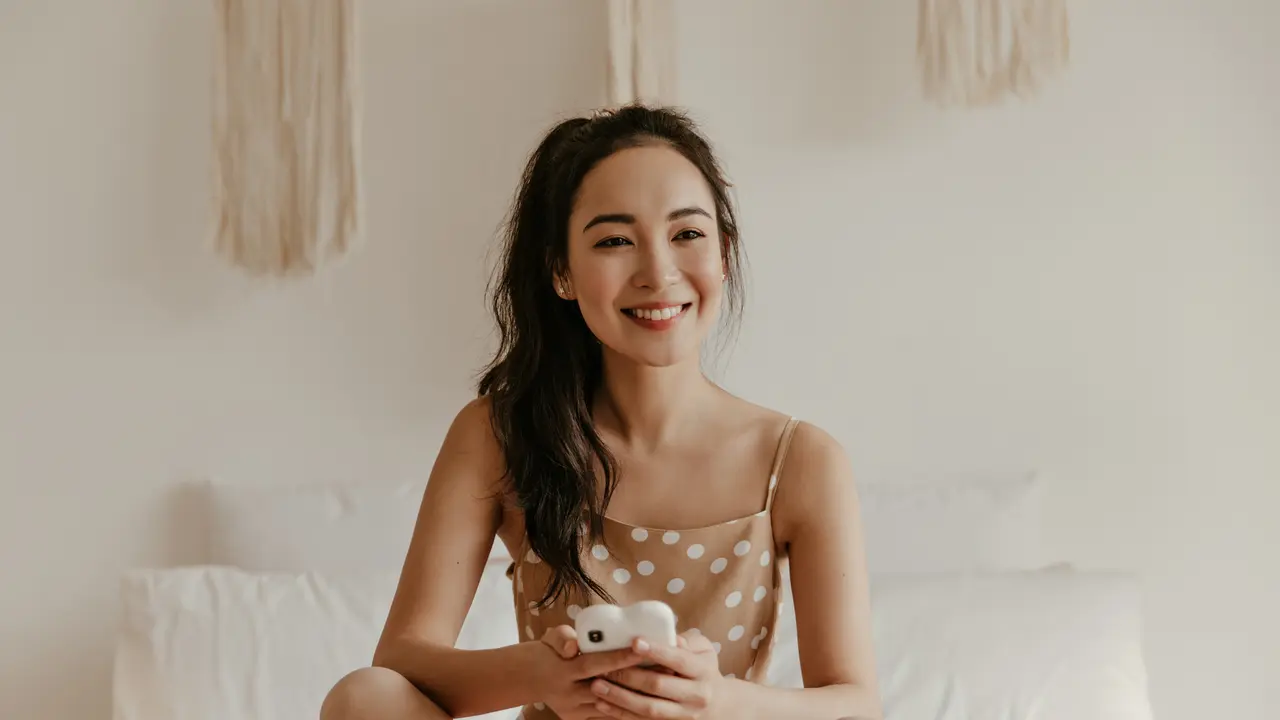 wanita april duduk