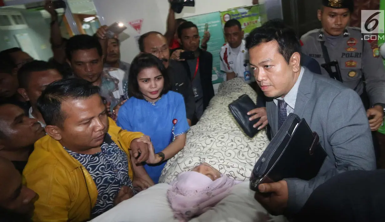 Ketua DPR, Setya Novanto saat dibawa keluar dari RS Medika Permata Hijau, Jakarta, Jumat (17/11). Setnov akan dipindah ke RS Cipto Mangunkusumo. (Liputan6.com/Helmi Fithriansyah)