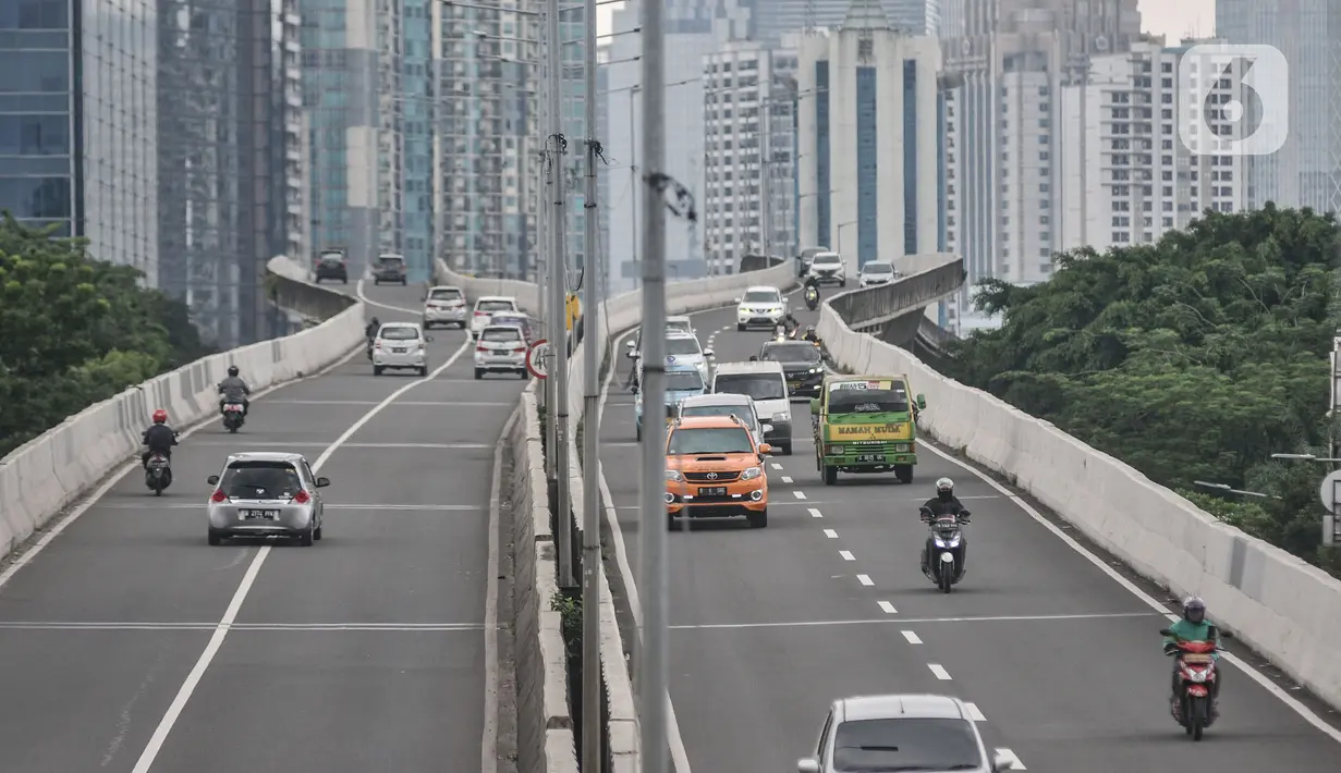 Sejumlah pengendara sepeda motor saat menerobos jalan layang non tol (JLNT) Casablanca, Kuningan, Jakarta Selatan, Senin (9/1/2023). Ditlantas Polda Metro Jaya akan kembali memberlakukan tilang manual di wilayah DKI Jakarta untuk melengkapi tilang elektronik yang berlaku sejak Oktober 2022. (merdeka.com/Iqbal S Nugroho)