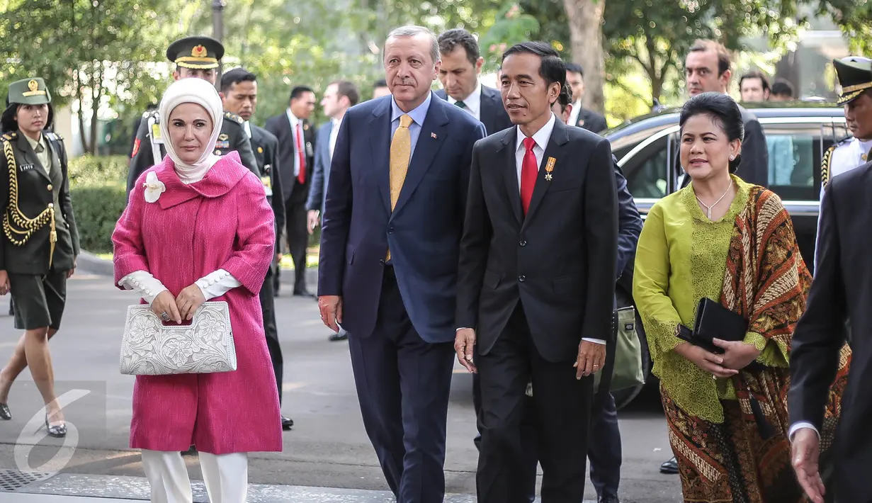 Presiden Turki Tayyip Erdogan dan istrinya Emine saat berkunjung ke Indonesia pada 31 Juli 2015. (Liputan6.com/Herman Zakharia)