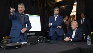 Gambar ini, yang diposting di akun media sosial Truth milik Presiden AS, Donald Trump, pada 3 Januari 2026, menunjukkan, dari kiri ke kanan, Menteri Pertahanan AS, Pete Hegseth, Direktur CIA, John Ratcliffe, dan Presiden Donald Trump di Mar-a-Lago di Palm Beach, Florida, sedang menonton siaran langsung misi militer AS untuk menangkap Presiden Venezuela, Nicolas Maduro pada 3 Januari 2026. (HANDOUT/Akun media sosial TRUTH milik Presiden AS Donald Trump/AFP)