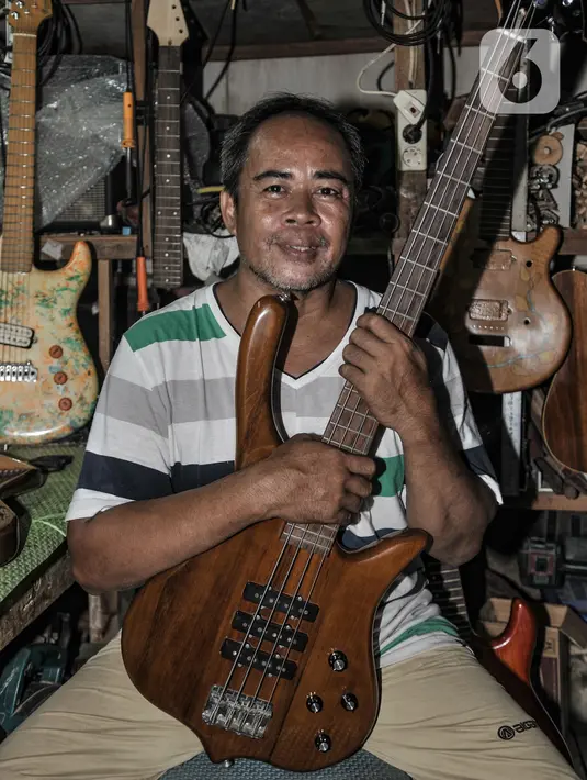 Potret Bone di sela aktivitasnya di workshop Bone's Costum Guitar, Jatinegara, Jakarta, Rabu (10/3/2021). Bone berharap Covid-19 segera hilang agar usahanya dapat kembali bangkit dan menciptakan produk gitar dalam negeri yang membanggakan. (merdeka.com/Iqbal S Nugroho)