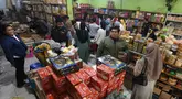 Pembeli melakukan pembayaran kue kering pada toko kue yang berada di sekitar Pabrik Kue Khong Guan di Ciracas, Jakarta Timur, Rabu (26/3/2025). (merdeka.com/Arie Basuki)