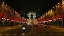 Champs-Elysees Avenue dan Arc de Triomphe tampak terang usai lampu Natal dinyalakan di Paris, Prancis, pada 22 November 2020. Upacara penyalaan lampu digelar pada Minggu (22/11), tetapi penonton tidak diizinkan datang ke lokasi lantaran diberlakukannya kebijakan lockdown COVID-19. (Xinhua/Gao Jing)