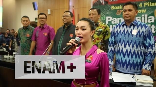 Penyanyi dangdut Zaskia Gotik menghadiri talkshow Pancasila di gedung Nusantara V, DPR/MPR RI, Senayan, Jakarta Pusat, Kamis (7/4/2016). Zaskia membacakan Pancasila di depan anggota dewan dan tamu undangan.