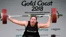 Laurel Hubbard dari Selandia Baru yang merupakan atlet transgender beraksi saat final angkat besi + 90kg putri selama Commonwealth Games 2018 di Carrara Sports Arena di Gold Coast, Australia (9/4). (AFP Photo/William West)