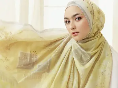 Pada 2019 lalu, istri Rezky Aditya ini memantapkan diri untuk berhijab. Kini Citra Kirana selalu tampil dengan gaya hijab yang simpel bernuansa pastel namun tetap meninggalkan kesan modis. Bahkan di beberapa momen ia tampak mengenakan gamis lebar dan hijab syar'i. (Liputan6.com/IG/@citraciki)