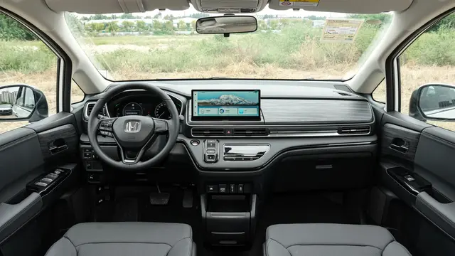 Tampilan Interior Dashboard Honda Odyssey