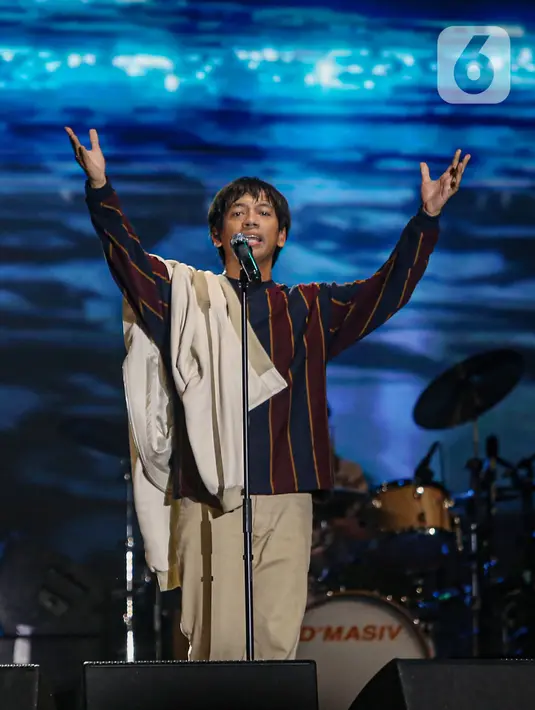 Grup band D'Masiv menghibur penonton Titik Kumpul Festival 2024 di Stadion Madya GBK, Jakarta Pusat, Sabtu (27/4/2024). (Liputan6.com/Angga Yuniar)