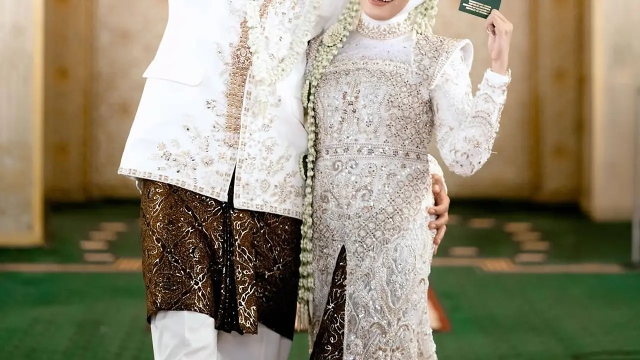 Potret Rizky Ridho dan Sendy Aulia Resmi Menikah, Tampil Serasi dalam Busana Adat Jawa yang Elegan
