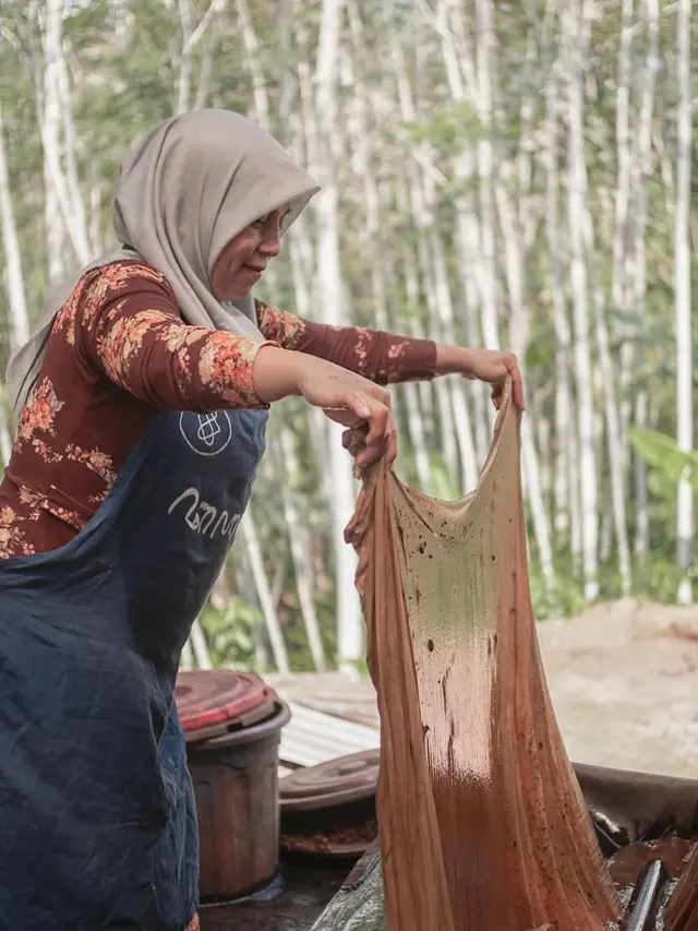 Proses pembuatan produk di Sukkha Citta yang dilakukan Ibu-Ibu perajin