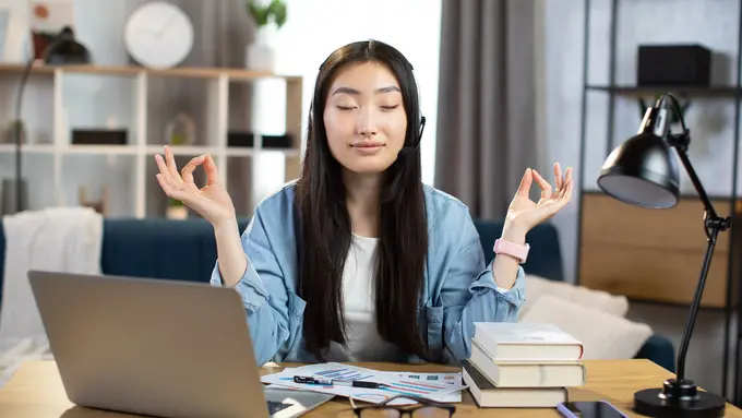 perempuan bekerja dari rumah