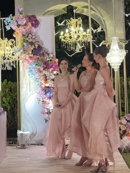 Tak ketinggalan, Febby Rastanty juga tampil dengan dress pink organza. @vidialdiano.