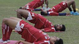 Pemain Arema Cronus, Ferry Aman Saragih merenggangkan otot saat latihan jelang leg kedua semi final Piala Presiden melawan Sriwijaya F.C di Stadion Gajayana, Malang, Rabu (7/10/2015). (Bola.com/Vitalis Yogi Trisna)