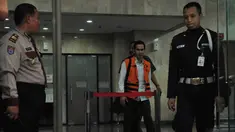 Tubagus Chaeri Wardhana alias Wawan meninggalkan gedung KPK usai menjalani pemeriksaan, Jakarta, Senin (8/12/2014). (Liputan6.com/Herman Zakharia)