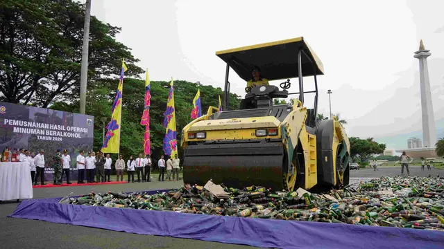 Pemerintah Provinsi (Pemprov) Jakarta memusnahkan 9.712 minuman keras (miras) ilegal di kawasan Monumen Nasional (Monas) pada Rabu (4/12/2024). (Foto: Dokumentasi Pemprov Jakarta)