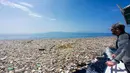 Fotografer bawah laut Caroline Power melihat tumpukan sampah mengambang di lepas pantai Roatan, Honduras 7 September 2017. Caroline menemukan banyak sampah 15 mil di lepas pantai tersebut menuju Cayos Cochinos Marine Reserv. (AFP Photo/Caroline Power)