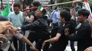 Sejumlah massa yang mengaku dari Himpunan Mahasiswa Islam terlibat bentrok dengan aparat kepolisian saat aksi unjuk rasa di depan Gedung KPK, Jakarta, Rabu (18/9/2019). Dalam aksinya, mereka menolak pimpinan KPK terpilih periode 2019-2023. (Liputan6.com/Helmi Fithriansyah)