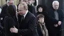 Presiden Rusia, Vladimir Putin berbelasungkawa kepada istri Dubes Rusia untuk Turki, Andrei Karlov Marina saat menghadiri upacara kematian di Moskow, Rusia, Kamis (22/12). (REUTERS /Sputnik / Kremlin / Alexei Nikolskyi)