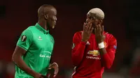 Paul Pogba saat berbincang dengan Florentin Pogba usai pertandingan di Old Trafford, Inggris (17/2). Dalam pertandingan ini Manchester United menang telak atas St Etienne dengan skor 3-0. (AP Photo/Dave Thompson)