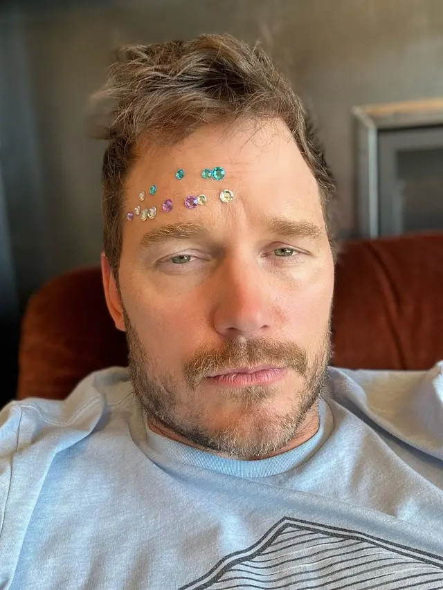 Chris Pratt usai didandani putrinya. (Foto: Instagram/prattprattpratt)