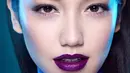 Saat menjalani suatu pemotretan, Velove Vexia tampil memukau dengn mengenakan lipstik warna ungu tua. (Foto: instagram.com/vaelovexia)