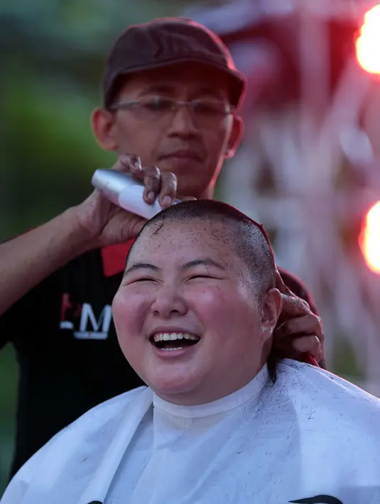 Rasa adem dirasakan setelah rambutnya dibabat habis. Merasakan gundul tidak sebanding dengan penderitaan anak-anak yang terserang penyakit mematikan tersebut. (Deki Prayoga/Bintang.com)