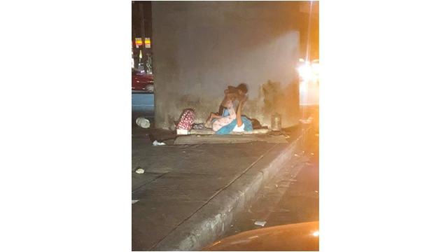 Viral Foto Tunawisama Bermain dengan Anaknya, Buktikan Bahagia Itu Sederhana