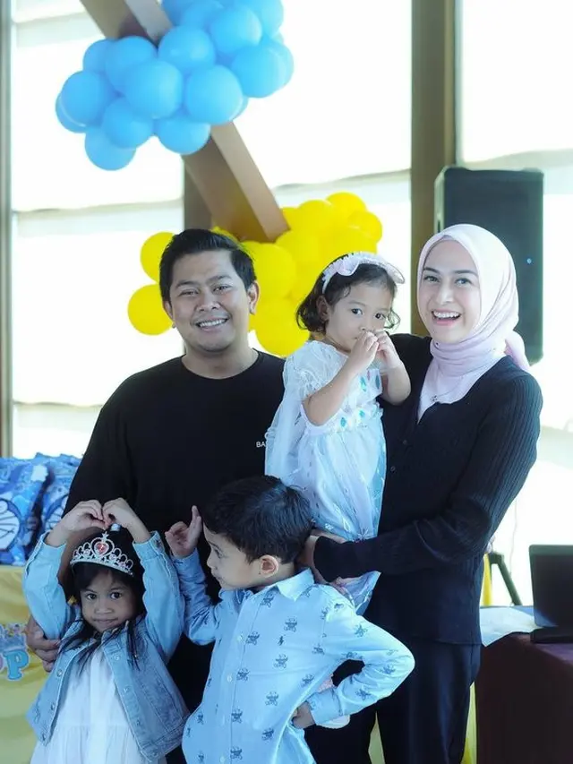 Potret Nina Zatulini bersama sang suami dan ketiga anaknya (Instagram/ninazatulini22/dwn)