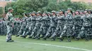 Murid sekolah menengah mengambil bagian dalam sesi pendidikan dan pelatihan militer pada awal semester baru di Huaibei, Provinsi Anhui, China, 5 September 2021. (STR/AFP)