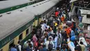 Orang-orang menunggu kereta penumpang untuk pulang ke kampung halaman untuk Hari Raya Idul Fitri yang akan datang, sekaligus menandai berakhirnya bulan suci Ramadan, di sebuah stasiun kereta api di Karachi, Pakistan, Selasa 17 Maret 2026. Serupa dengan Indonesia, Pakistan memiliki tradisi mudik saat menyambut Hari Raya Idul Fitri. (AP Photo/Ali Raza)