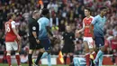 Wasit memberikan gelandang Arsenal, Granit Xhaka, kartu merah saat melawan Swansea pada laga Premier League di Stadion Emirates, London, Sabtu (15/10/2016). Arsenal menang 3-2 atas Swansea. (Reuters/Hannah McKay)