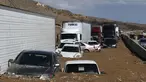 Ratusan kendaraan terjebak di jalan akibat tanah longsor di California Highway 58 di Mojave, Sabtu (16/10/2015). Tanah longsor akibat hujan deras yang mengguyur kawasan tersebut. (AFP Photo/Mark Ralston)