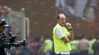 Pelatih Persija Jakarta, Paulo Camargo  saat mendampingi timnya melawan PSM Makasar pada laga Trofeo Persija  di Stadion Utama Gelora Bung Karno, Jakarta, Sabtu (9/4/2016). (Bola.com/Nicklas Hanoatubun)