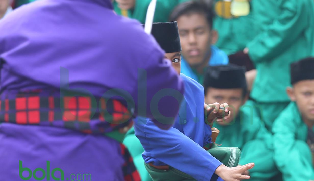Dua Orang Bocah memperagakan gerakan Silat Betawi di Kawasan Senayan, Jakarta, Minggu (8/11/2015). Kegiatan ini merupakan  bagian dari Silahturahmi Main Pukul Betawi. (Bola.com/Nicklas Hanoatubun)