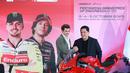 Menpora RI, Erick Thohir bersama Chief Sporting Officer Dorna Carlos Ezpeleta berjabat tangan pada konferensi pers Pertamina Grand Prix of Indonesia 2025 di Kantor Kemenpora, Jakarta, Senin (29/9/2025). (Bola.com/M Iqbal Ichsan)