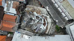 Foto udara menunjukkan reruntuhan bangunan musala yang runtuh di kompleks pesantren di Sidoarjo, Jawa Timur, Indonesia, Selasa, 30 September 2025. (AP Photo/Trisnadi)
